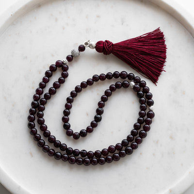 The Bordeaux Quartz Misbaha by Seven Sajada, is a beautiful looking islamic rosary made out of the finest natural gemstones. The Gemstone Prayer beads are spaced with elegant silver sterling beads. The Amazonite Misbaha is equipped with an elegant and beautiful fringe.