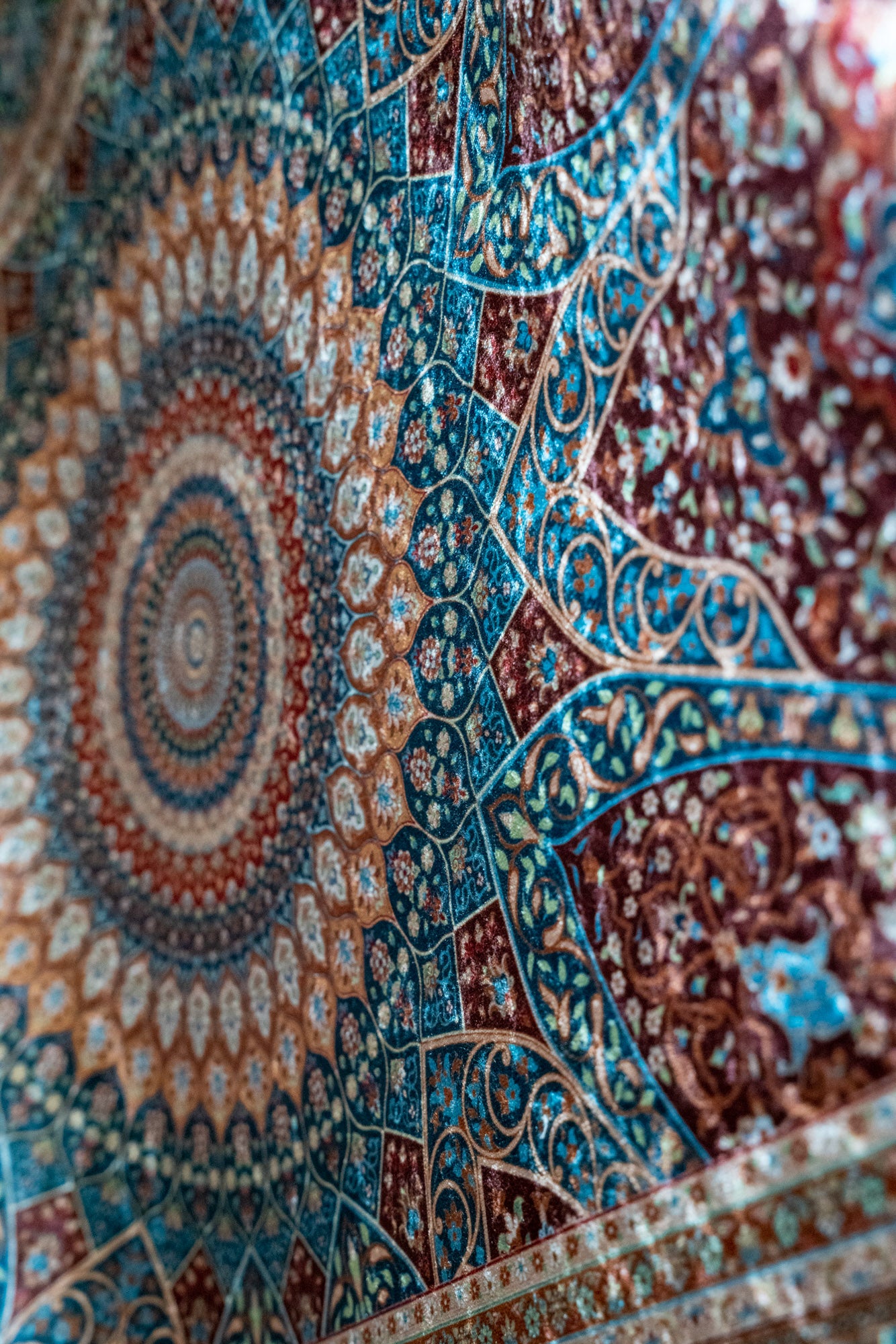 Premium Casual Prayer Rug is a high-end quality Prayer Rug from Seven Sajada. The Premium Casual Prayer Rug has a very beautiful detailed pattern.